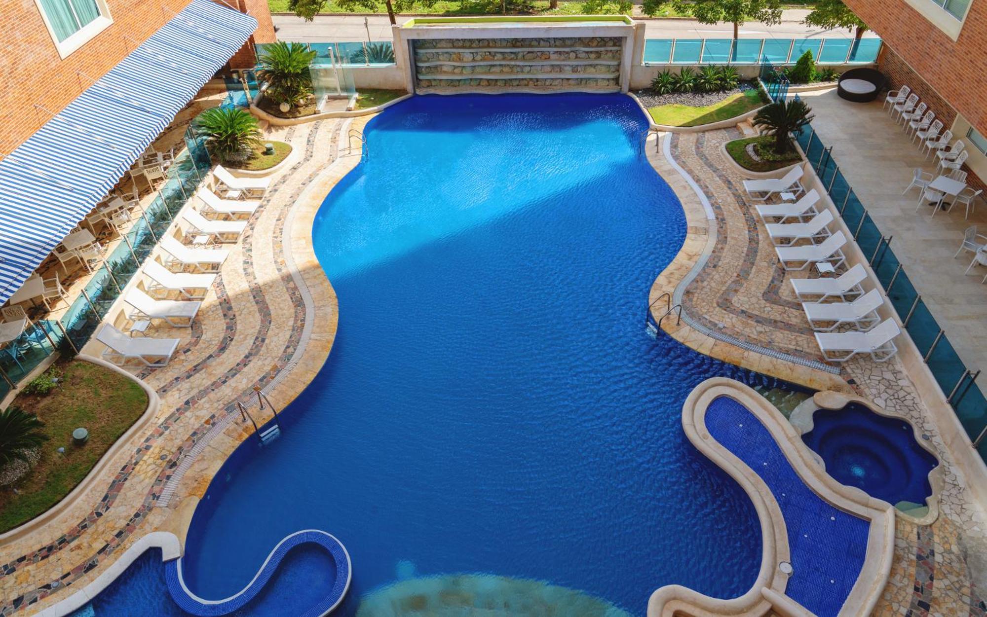 Hotel Dann Carlton Barranquilla Y Centro De Convenciones Екстер'єр фото Swimming pool at the hotel