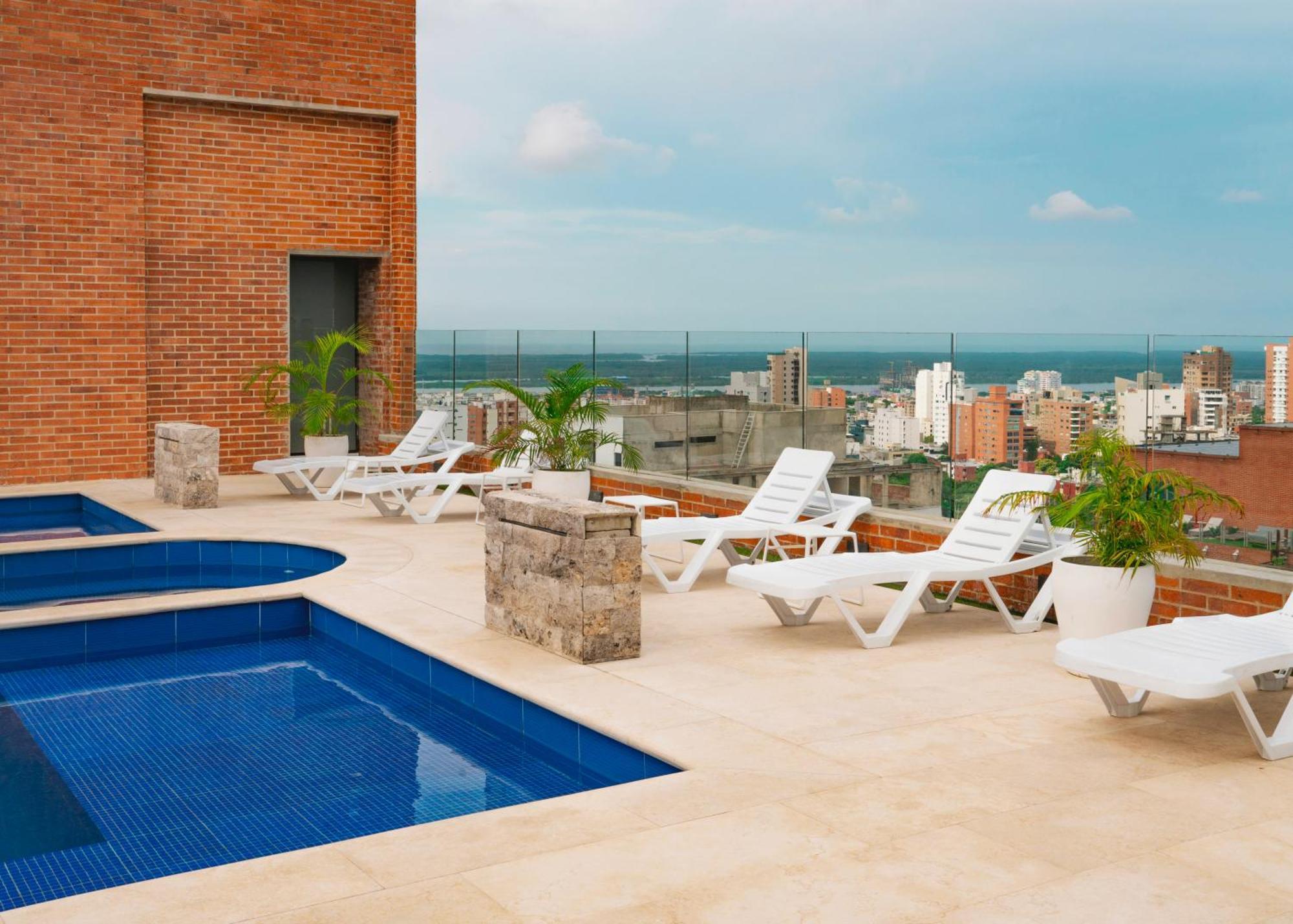 Hotel Dann Carlton Barranquilla Y Centro De Convenciones Екстер'єр фото Rooftop pool at Hotel Habita, Mérida, Yucatán, Mexico
