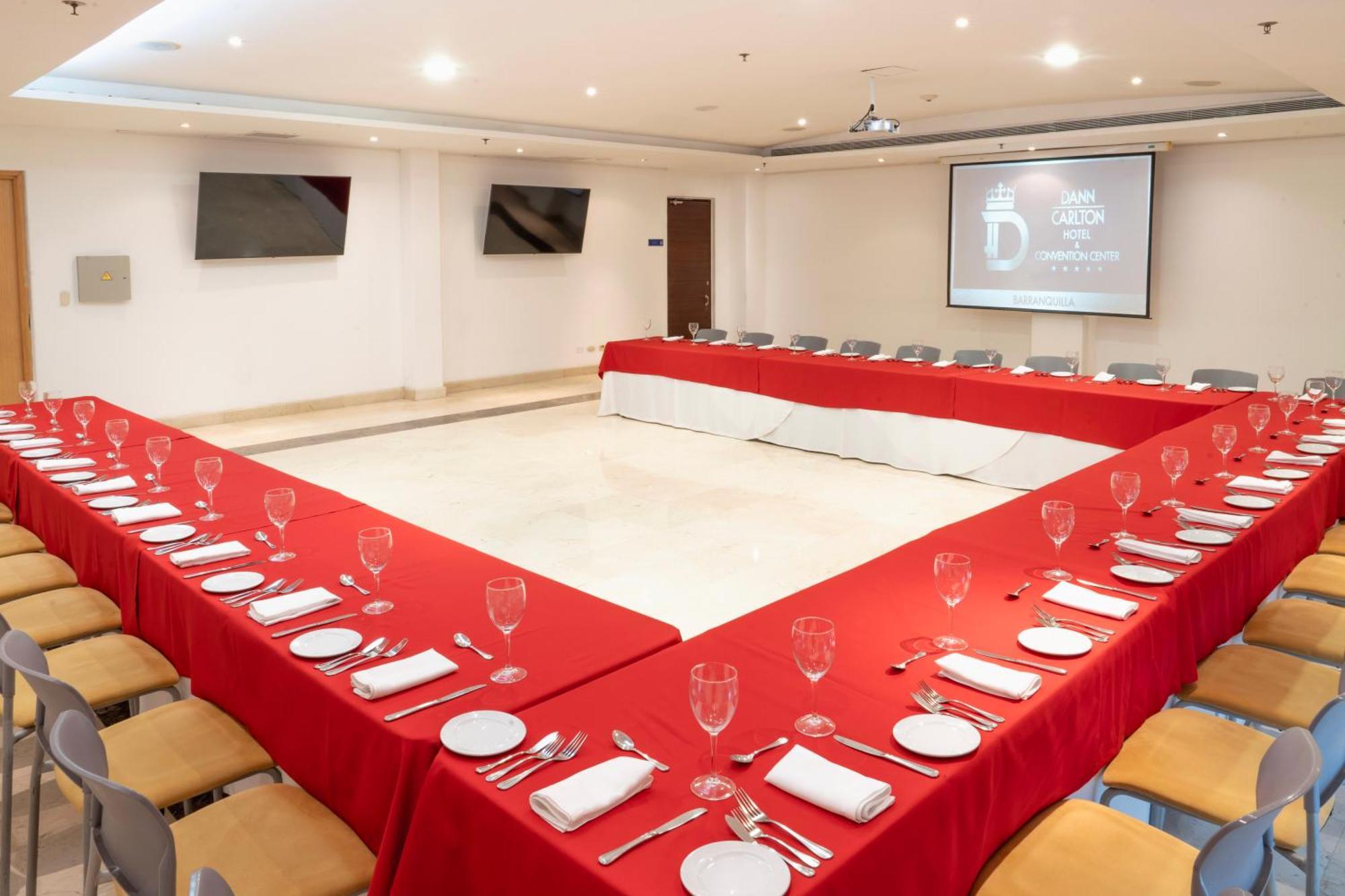 Hotel Dann Carlton Barranquilla Y Centro De Convenciones Екстер'єр фото The U-shaped table