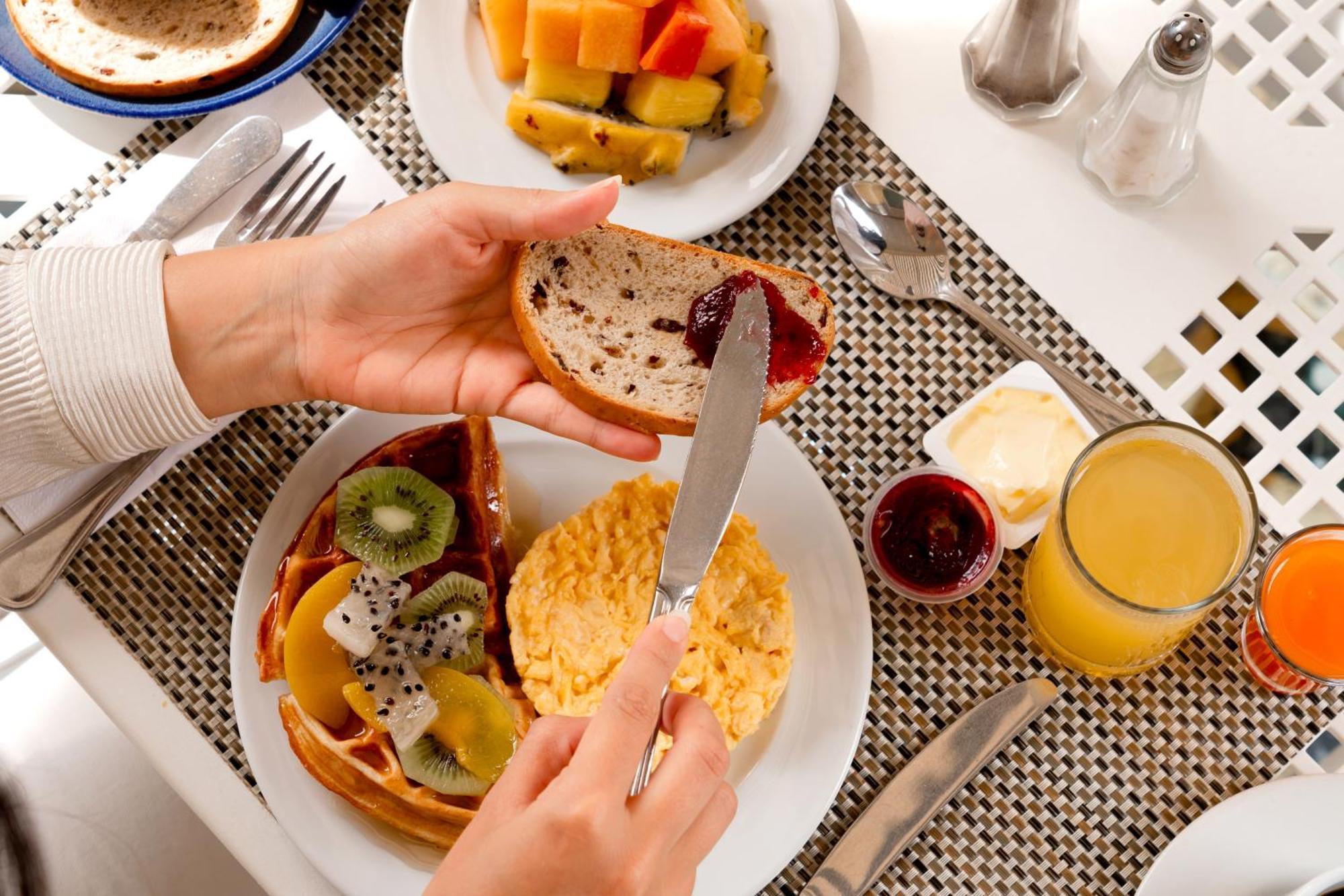 Hotel Dann Carlton Barranquilla Y Centro De Convenciones Екстер'єр фото A continental breakfast